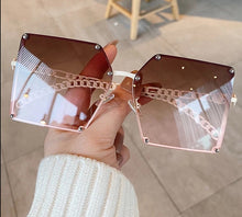 Load image into Gallery viewer, New Fashion Super Large Gradient Sunglasses With Retro Alloy Chain
